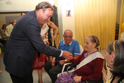 Juan Soler entregó una medalla de la virgen de Los Angeles a Ceferina Morales con motivo de su centenario 