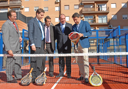 González visita al Centro Deportivo El Caracol