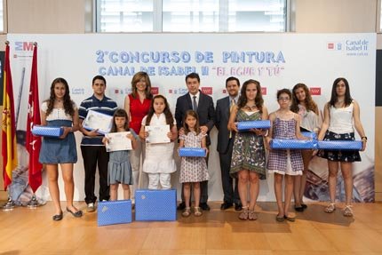 González entregó los premios del Concurso de pintura del Canal de Isabel II “El agua y tú” 