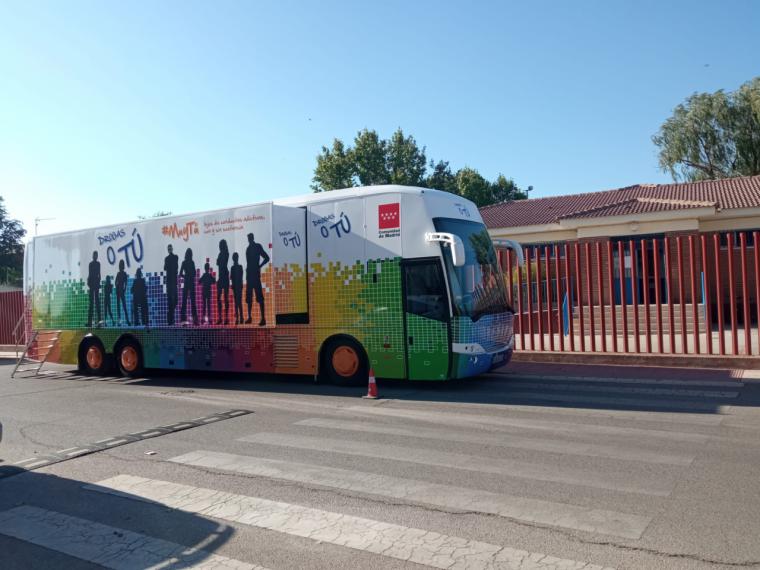 Este autobús itinerante está cambiando vidas: así lucha Madrid contra las adicciones en jóvenes