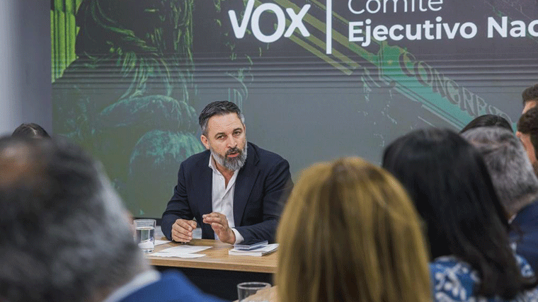 Abascal amenaza los pactos con el PP en los ayuntamientos, mientras Vox se fractura tras romper en las CCAA