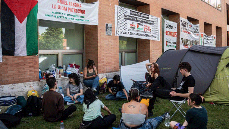 Acampada por Palestina despliega en Sol una gran pancarta en la que pide `ruptura de relaciones YA´