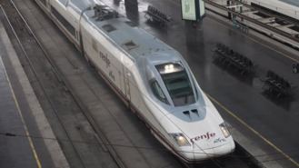 11 jóvenes de despedida de soltero pagarán a Renfe 7,676€ al retrasar un AVE