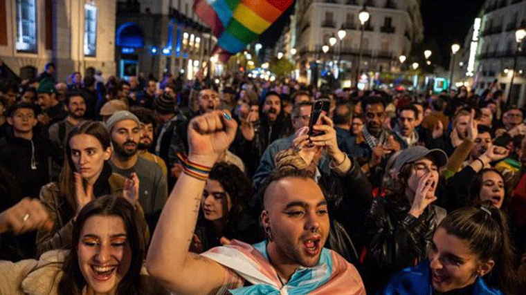 Más de mil personas claman en Sol contra la reforma de las leyes LGTBI de Ayuso