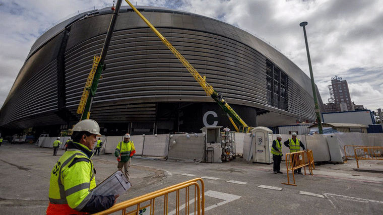 El Real Madrid trabaja ya para reponer la superficie del parking en el entorno del Bernabéu