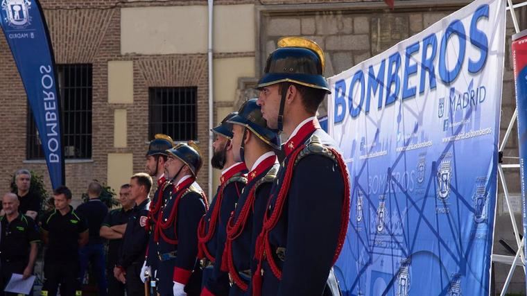 130 rosas recuerdan a los bomberos fallecidos en el incendio de Almacenes Arias hace 36 años