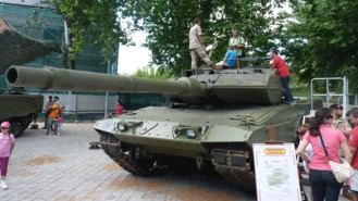 Carros de combate, acorazados y artillería antiaérea toman Madrid Río