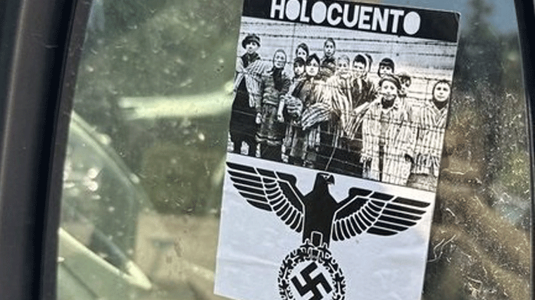 El coche de la ministra Mónica García aparece vandalizado con pegatinas nazis