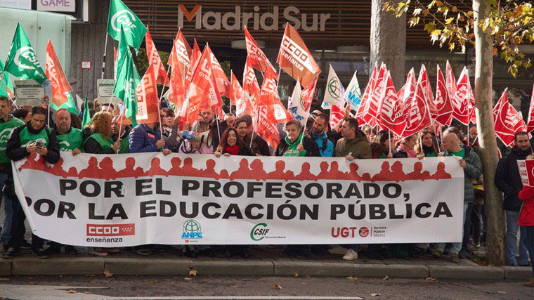 Un centenar de docentes se concentran ante la Asamblea por la bajda del horario lectivo