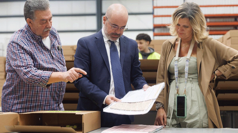 El delegado del Gobierno en la Comunidad de Madrid, Francisco Martín (c), conversa durante su visita al centro logístico electoral de la Delegación del Gobierno