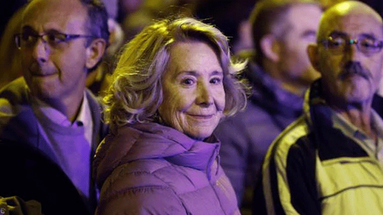 La izquierda arremete contra la 'líder antisistema' Esperanza Aguirre por arengar protestas contra la amnistía