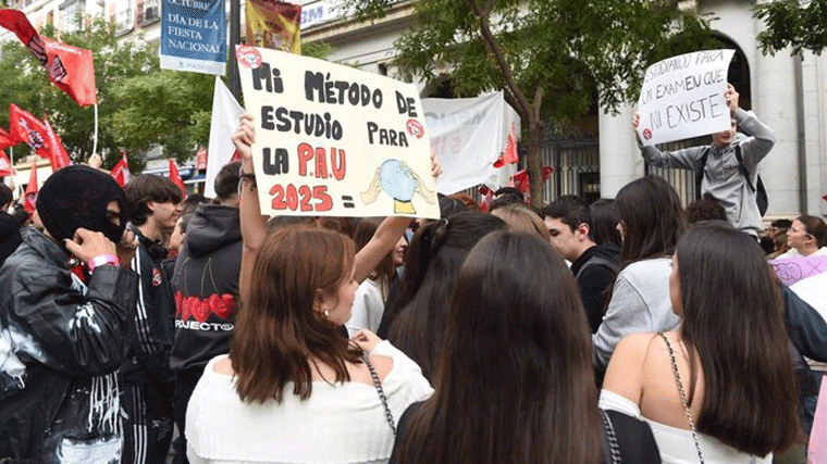 Estudiantes amenazan con otra huelga si el lunes no publican el examen de la PAU y Alegría no pone fecha, 'están en marcha'