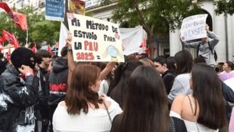 Estudiantes amenazan con otra huelga si el lunes no publican el examen de la PAU y Alegría no pone fecha, 