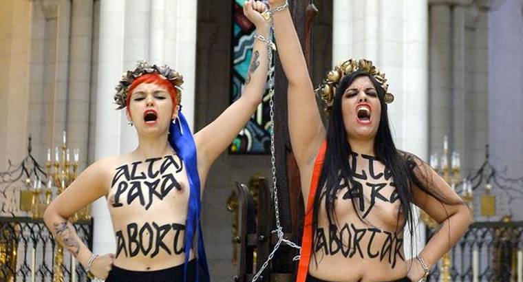 Interrogadas activistas de Femen que se encadenaron en la Almudena 