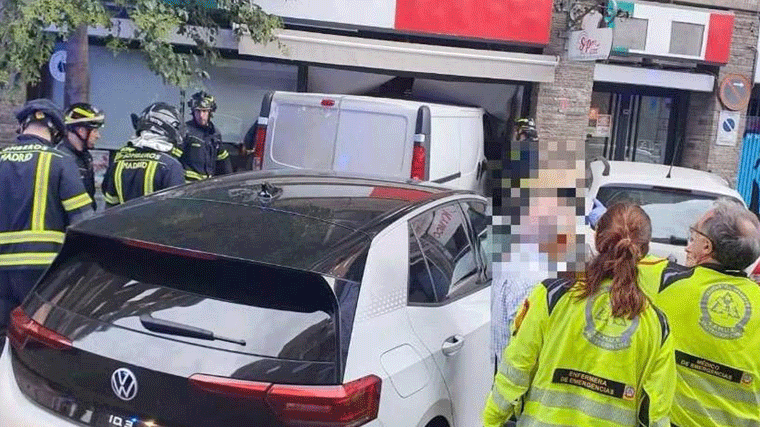 Una furgoneta y un coche se empotran contra una pizzeria tras ser golpeado por otro vehículo que perdió el control