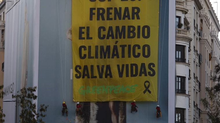 Greenpeace despliega en Madrid una pancarta para 'frenar el cambio climático'