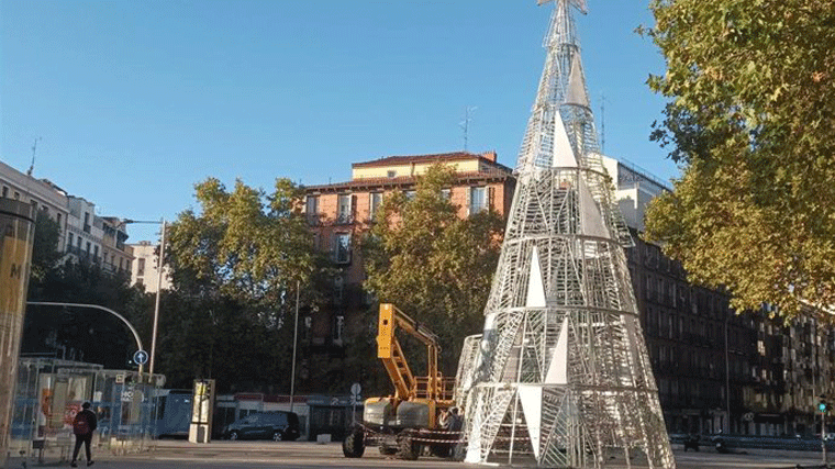 Madrid inicia la cuenta atrás para la Navidad con el montaje de árboles e iluminación con 12.000 bombillas