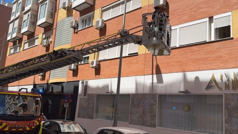 Suben a 26 las personas atendidas por inhalación de humo en el incendio de una vivienda