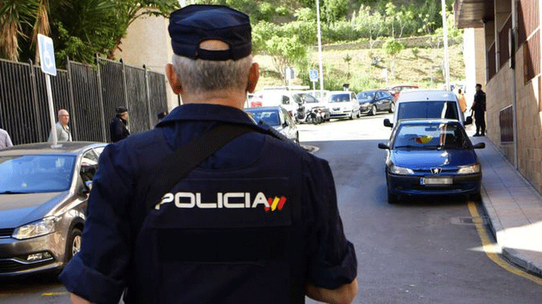 La Policía salva a una mujer que quería tirarse de una ventana tras ser violada por su pareja en Usera