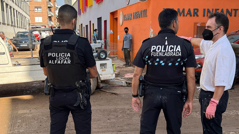 Policías municipales ayudan a liberar el centro de salud de Alfafar