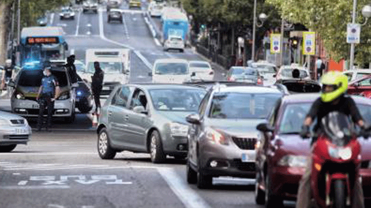 El TSJM eleva la pena a un conductor que amenazó a un motorista por llevar guantes con la bandera de España