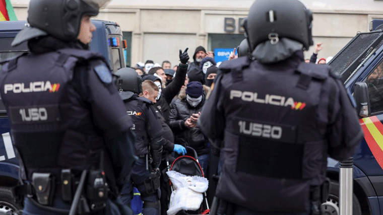 Reforma de la Ley Mordaza: Limite de 2 horas a la detención por identificación y rebaja de multas por tenencia de drogas