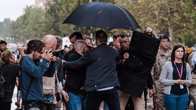 Pedro Sánchez protegido por sus guardaespaldas durante su visita a Paiporta 