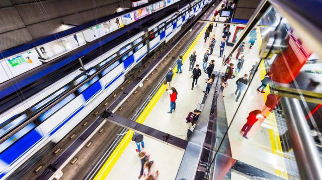 Unos chicos se retan an el Metro a pegarse y uno de ellos acaba apuñalado en el brazo