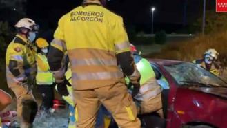 5 heridos al caer un coche por un terraplén en el enlace de M-40 y A-5