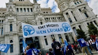 Sindicatos de EMT y Metro reclaman en Cibeles que no se 