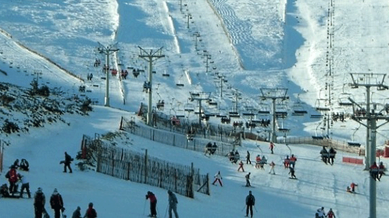 Valdesquí abre 2,5 kilómetros de pistas tras las últimas nevadas caídas